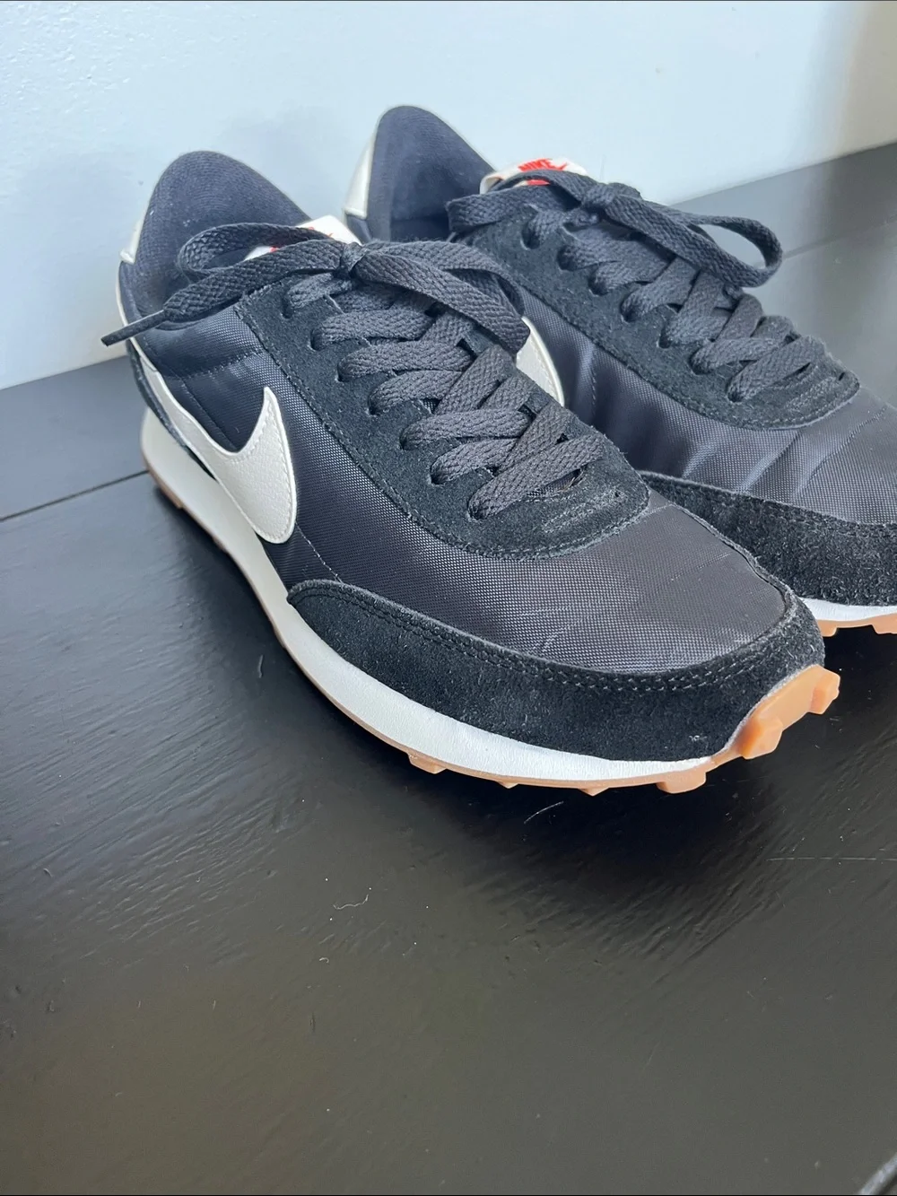 Nike W/7.5 Retro running shoe. Excellent condition. Small creases from wear